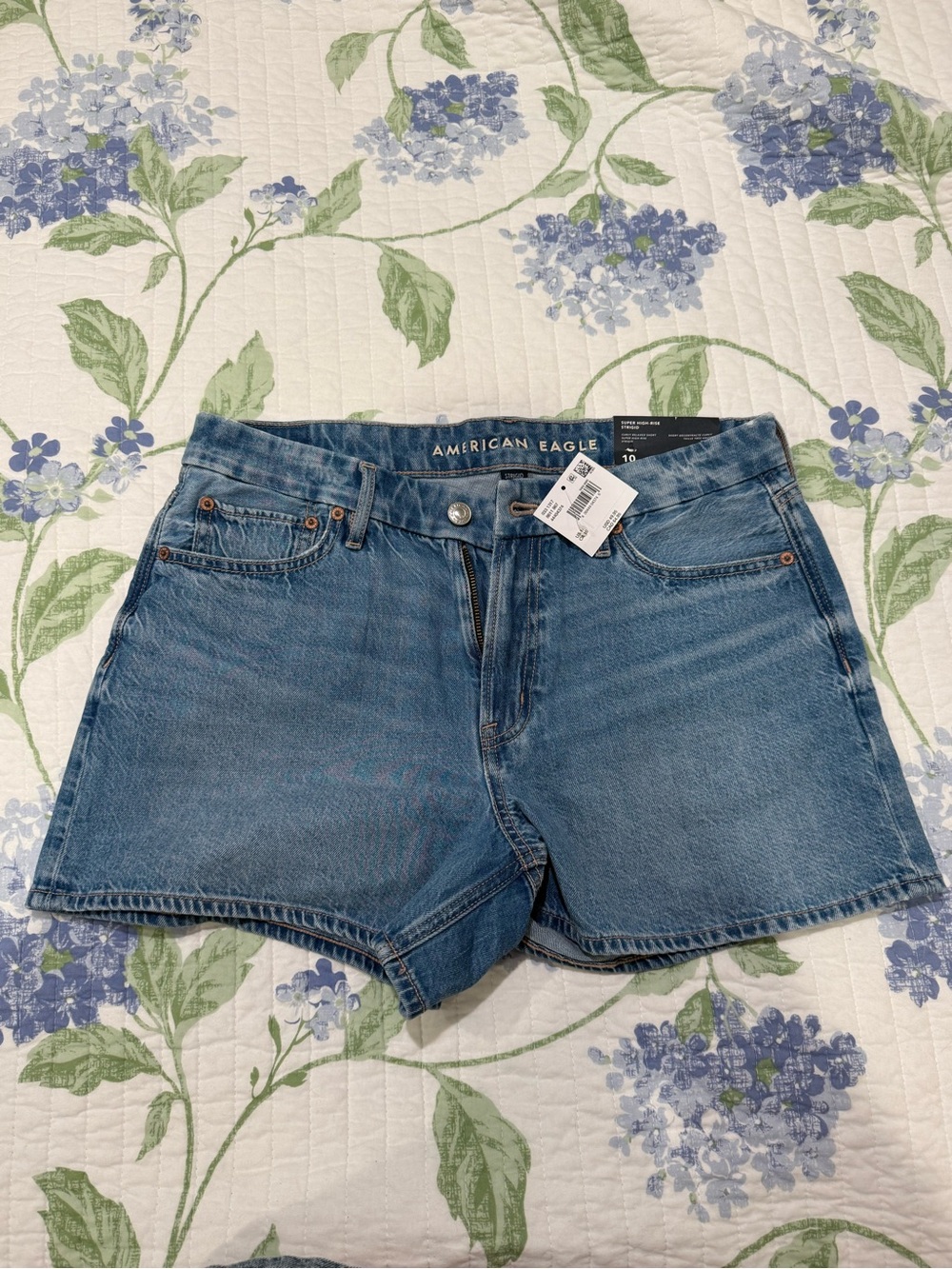 NWT American Eagle Curvy Relaxed Shorts  3” Strigid Curvy size 10(30W)